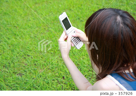 携帯と女性２ 357926