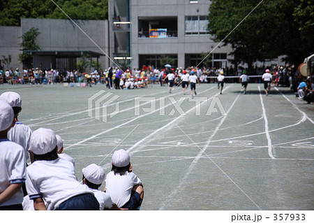 徒競走を見つめる子供 徒競走を見つめる子供 357933