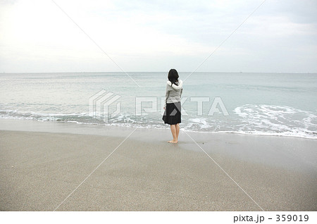 海辺に佇む女性の写真素材
