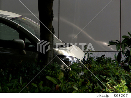 息を殺し、ひそむ自動車 363207