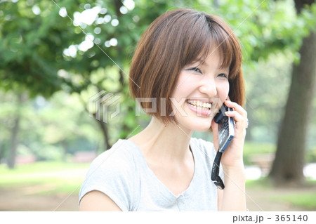 携帯で電話をする女性 365140