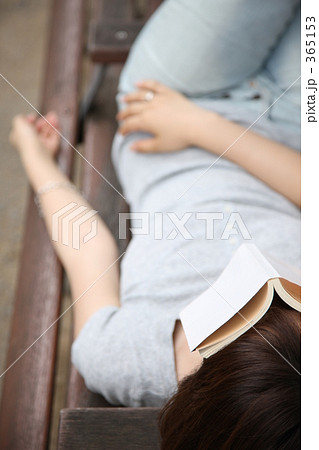 ベンチで昼寝をする女性 365153