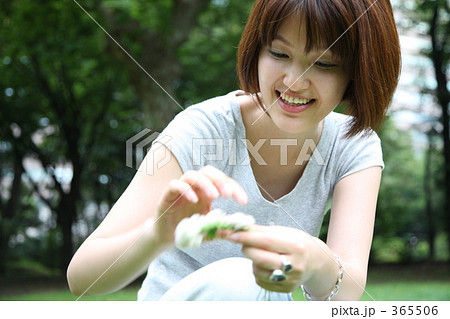 花を摘む女性 365506