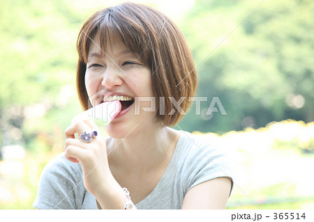 アイスを食べる女性 365514