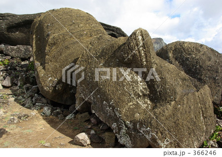 イースター島　横たわるモアイ像 366246