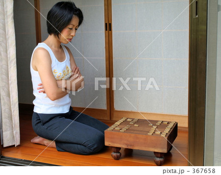 将棋を指す女性 将棋を指す女性 367658