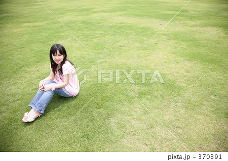 芝生に座る女性 芝生に座る女性 370391