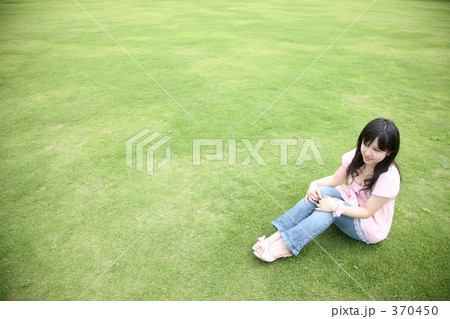 芝生の上に座る女性 芝生の上に座る女性 370450