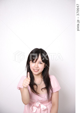グッドのサインを出す女性 グッドのサインを出す女性 370647
