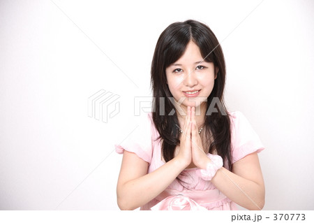 お願いする女性 370773