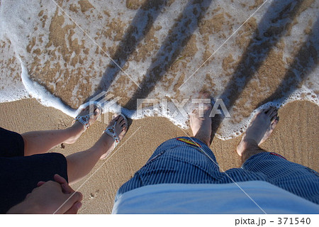 海 カップル 足 の写真素材