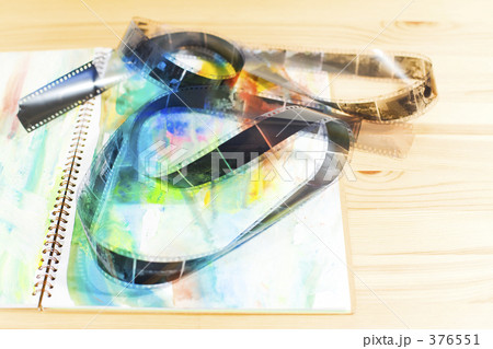 スケッチブックと白黒フィルム 376551