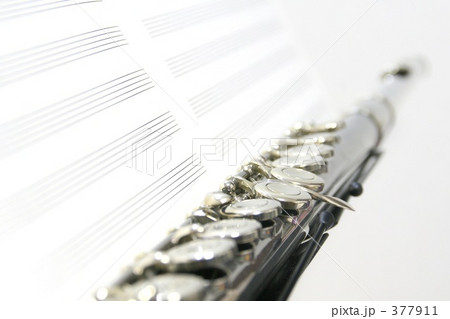 譜面台の上のフルート 377911