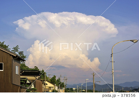 キノコ雲のような積乱雲の写真素材