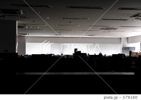 徹夜明けのオフィース 379160