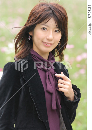 コスモス畑の女性 コスモス畑の女性 379385