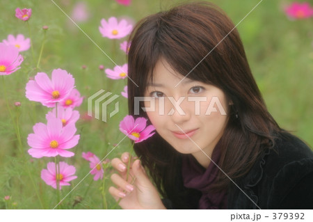コスモス畑の女性 379392