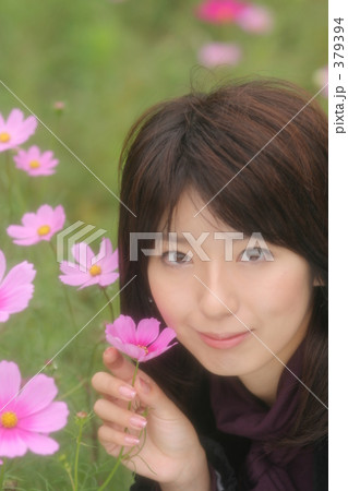 コスモス畑の女性 379394