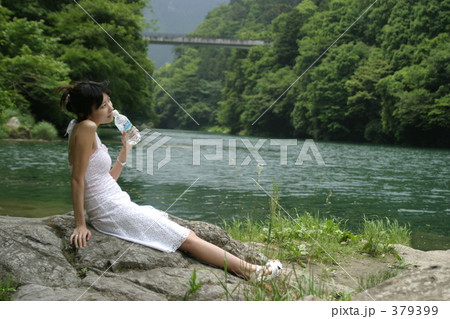 水辺の女性 379399