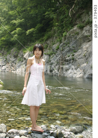 水辺の女性 379403