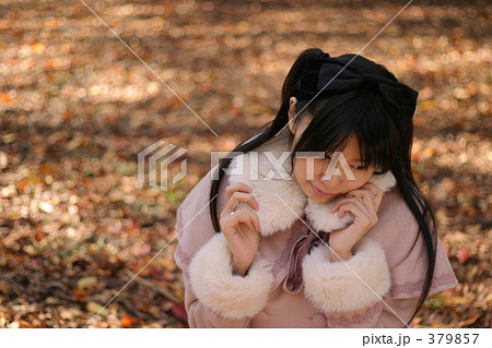 俯く女性 379857
