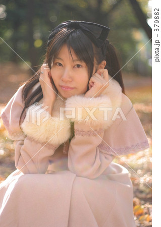 落葉と女性 379882