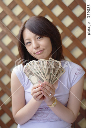 札束を握る女性の写真素材 3798