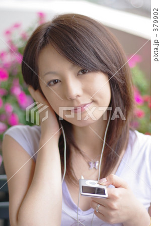 iPodを聴く女性 379902