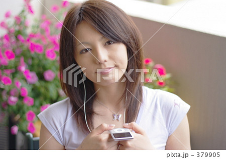 iPodを聴く女性 379905