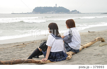 海を見つめる女子高生二人の写真素材 [379993] - PIXTA