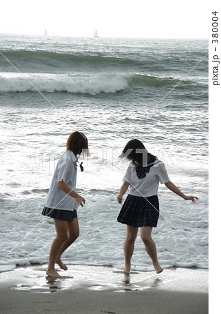 波と戯れる女子高生二人 380004