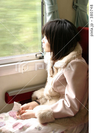 列車の車窓から外を見つめる女性 列車の車窓から外を見つめる女性 380748