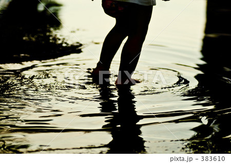 Playing child 383610