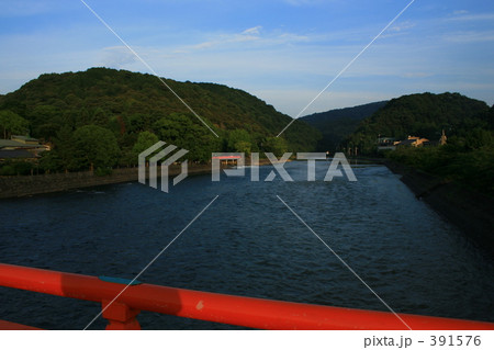 橋から眺める宇治川 391576