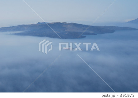 霧の中を進むフェリー 391975