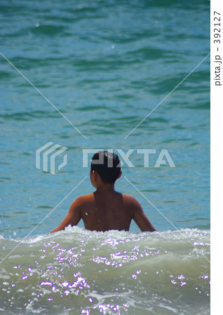 海水浴の少年 392127