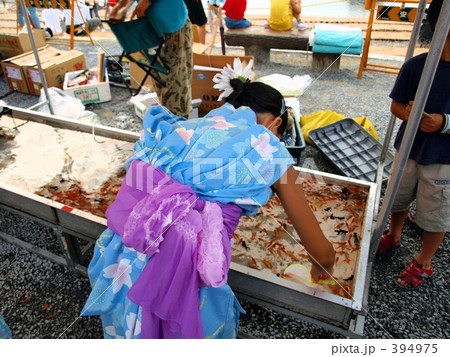金魚すくいをする女の子 金魚すくいをする女の子 394975