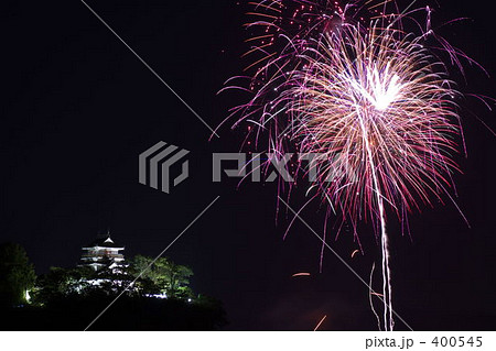 城と花火 400545
