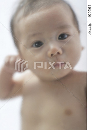 青空の下の赤ちゃん 青空の下の赤ちゃん 400565
