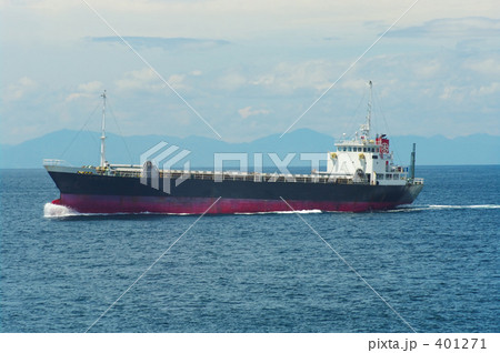 交差する貨物船 401271