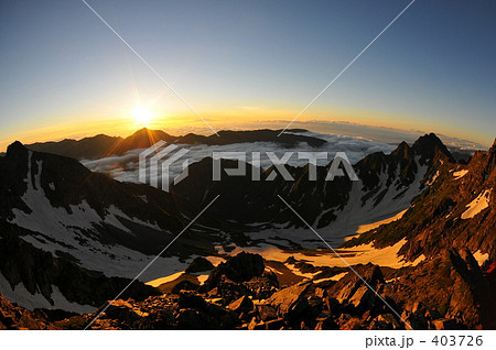 涸沢岳より涸沢カールを覗く 403726