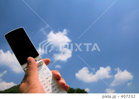 携帯を持つ手と空と山　画面映りこみ無し　（新：再） 407232