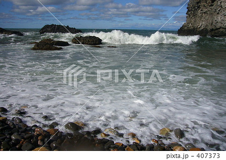 夏雲と荒れた海岸 407373