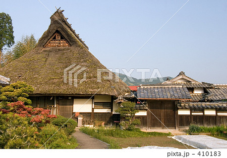 茅葺き屋根の家 410183