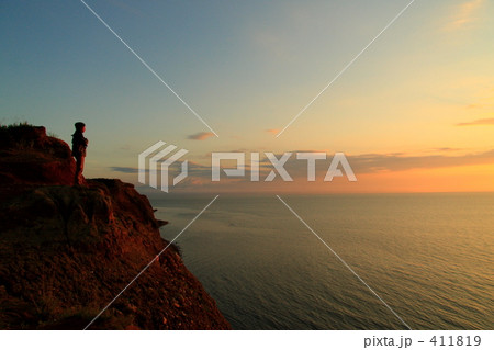 厚田の海岸 崖と青年と夕暮れ 厚田の海岸 崖と青年と夕暮れ 411819