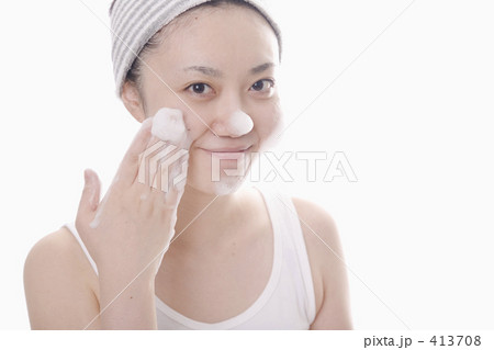顔を洗う女性 顔を洗う女性 413708