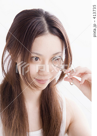 メイクをする女性 413735