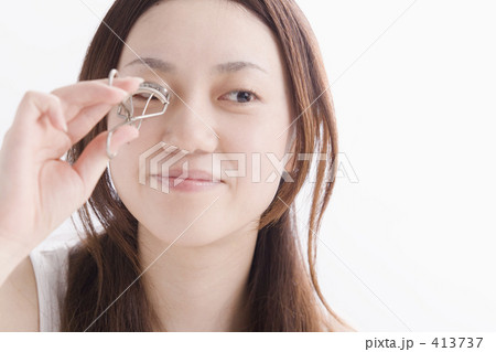 メイクをする女性 413737