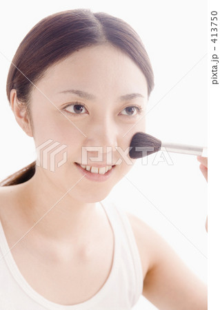 メイクをする女性 413750