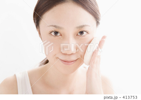 メイクをする女性 413753